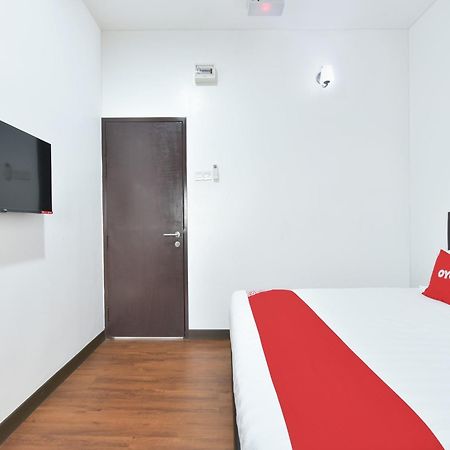 Oyo 90869 Hotel Madeena Inn Sepang Eksteriør bilde