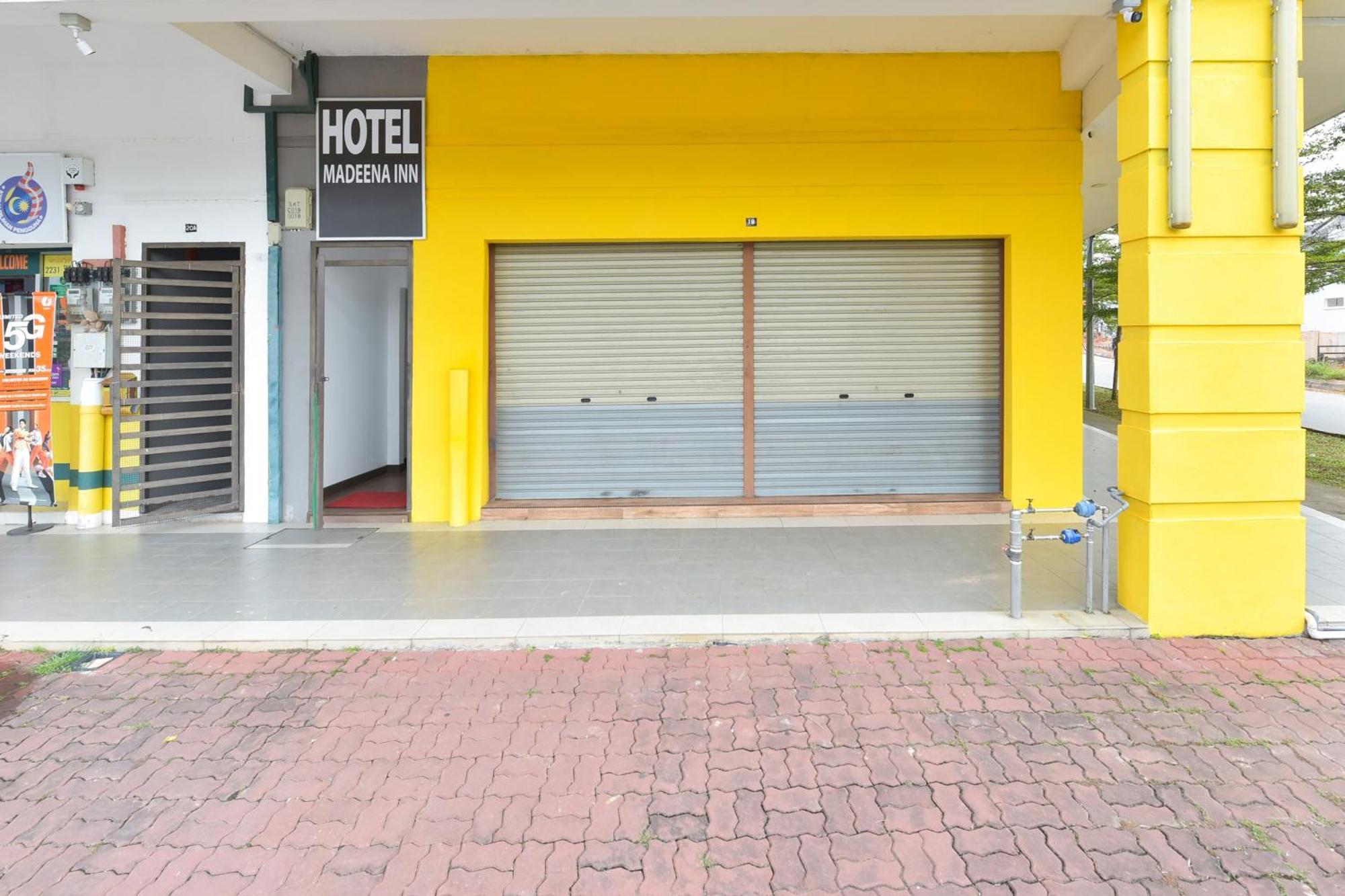 Oyo 90869 Hotel Madeena Inn Sepang Eksteriør bilde